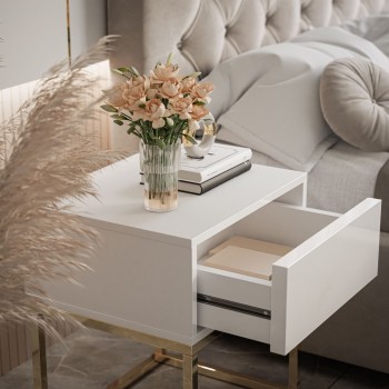 BLANCO GOLD Nachttisch auf einem goldfarbenen Chromgestell