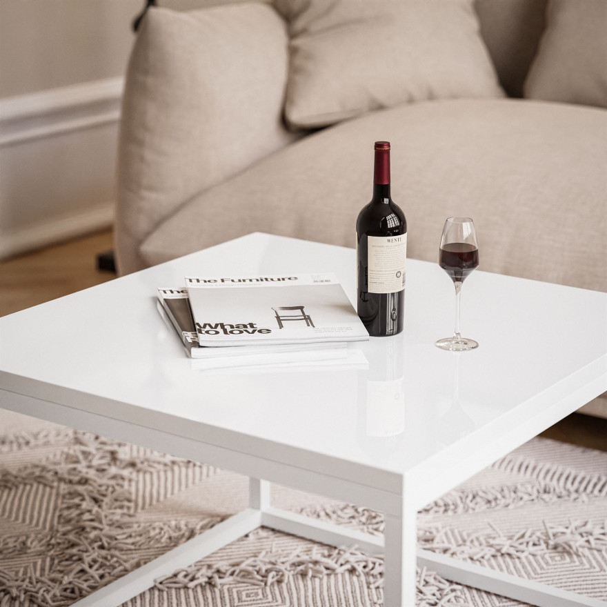 Yoshi Couchtisch in Hochglanz