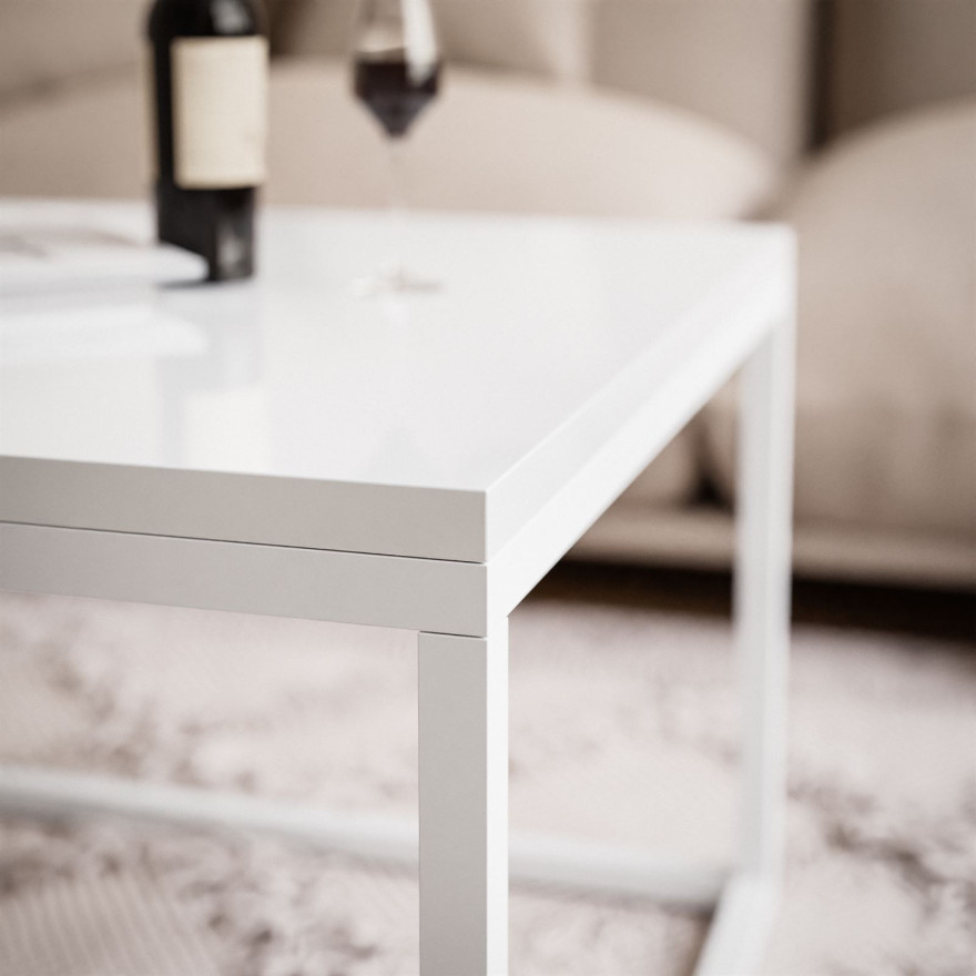 Yoshi Couchtisch in Hochglanz