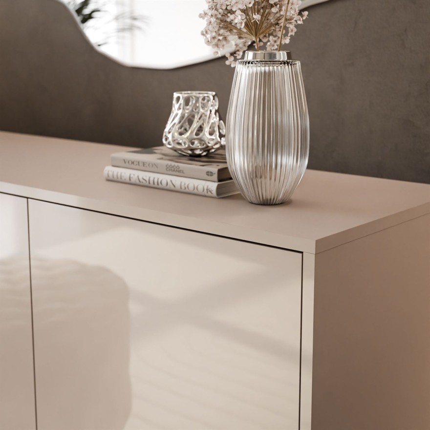 Dreitürige Kommode SANAYI auf Füßen in Kaschmir Hochglanz