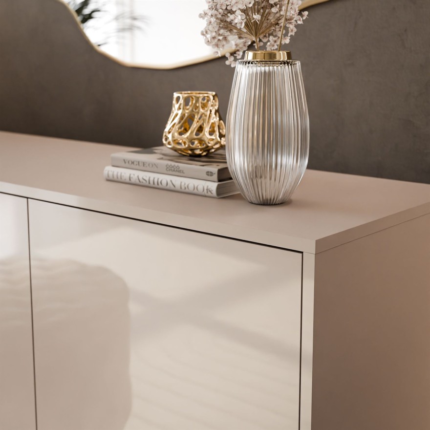 Dreitürige Kommode SANAYI auf Füßen in Kaschmir Hochglanz