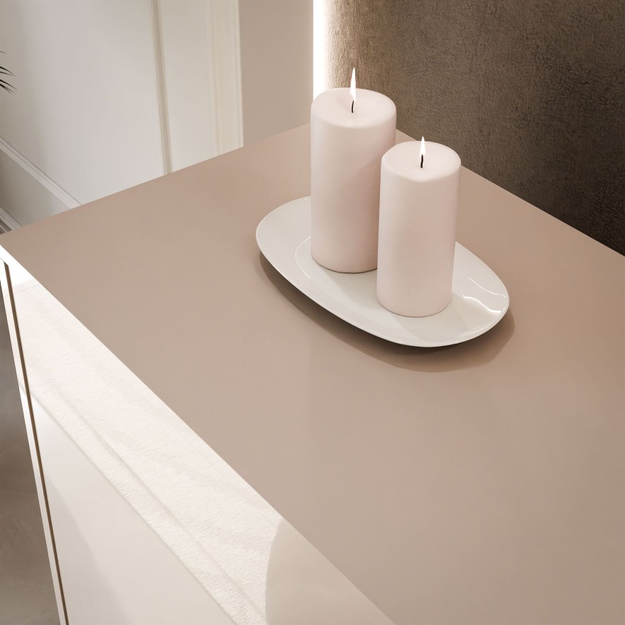 Dreitürige Kommode SANAYI auf Füßen in Kaschmir Hochglanz