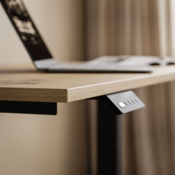 Verstellbarer Schreibtisch SPACE auf Metallbeinen