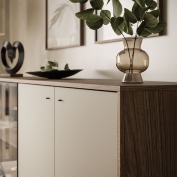 Viertürige Kommode ISA 4D mit LED-Beleuchtung auf hohen Beinen