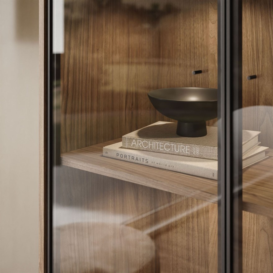 ISA-Vitrine mit zwei Türen, LED-Beleuchtung und hohen Füßen