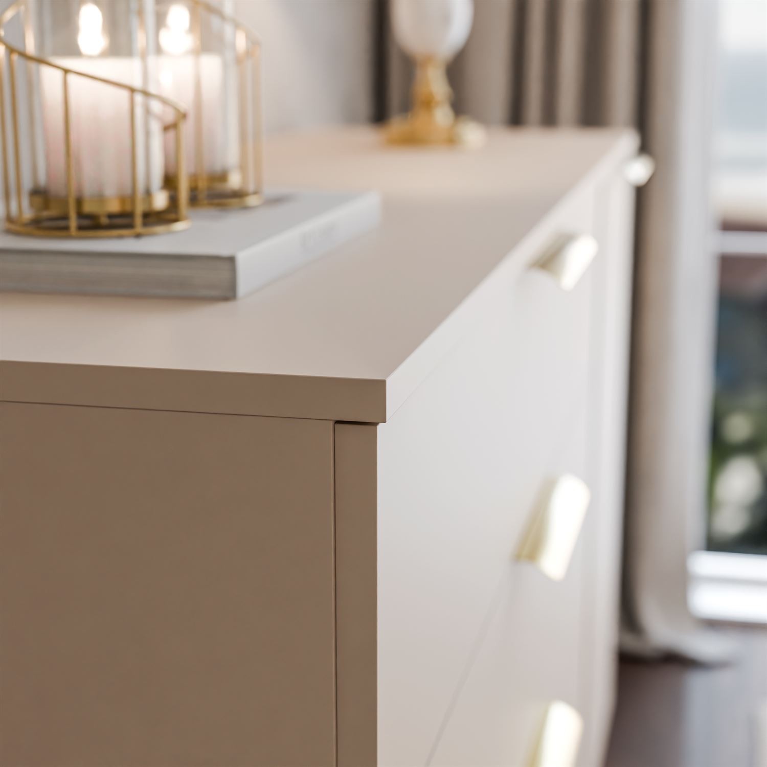 Kommode LINA KASCHMIR 1D4S mit LED-Beleuchtung auf Sockel