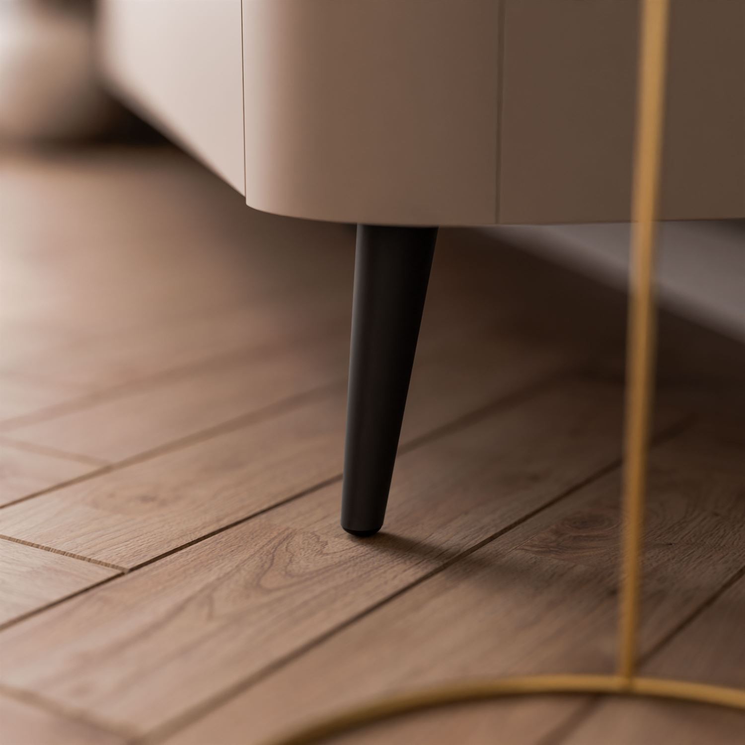 TV-Schrank CELESTE PUSH OPEN mit Beleuchtung auf Füßen