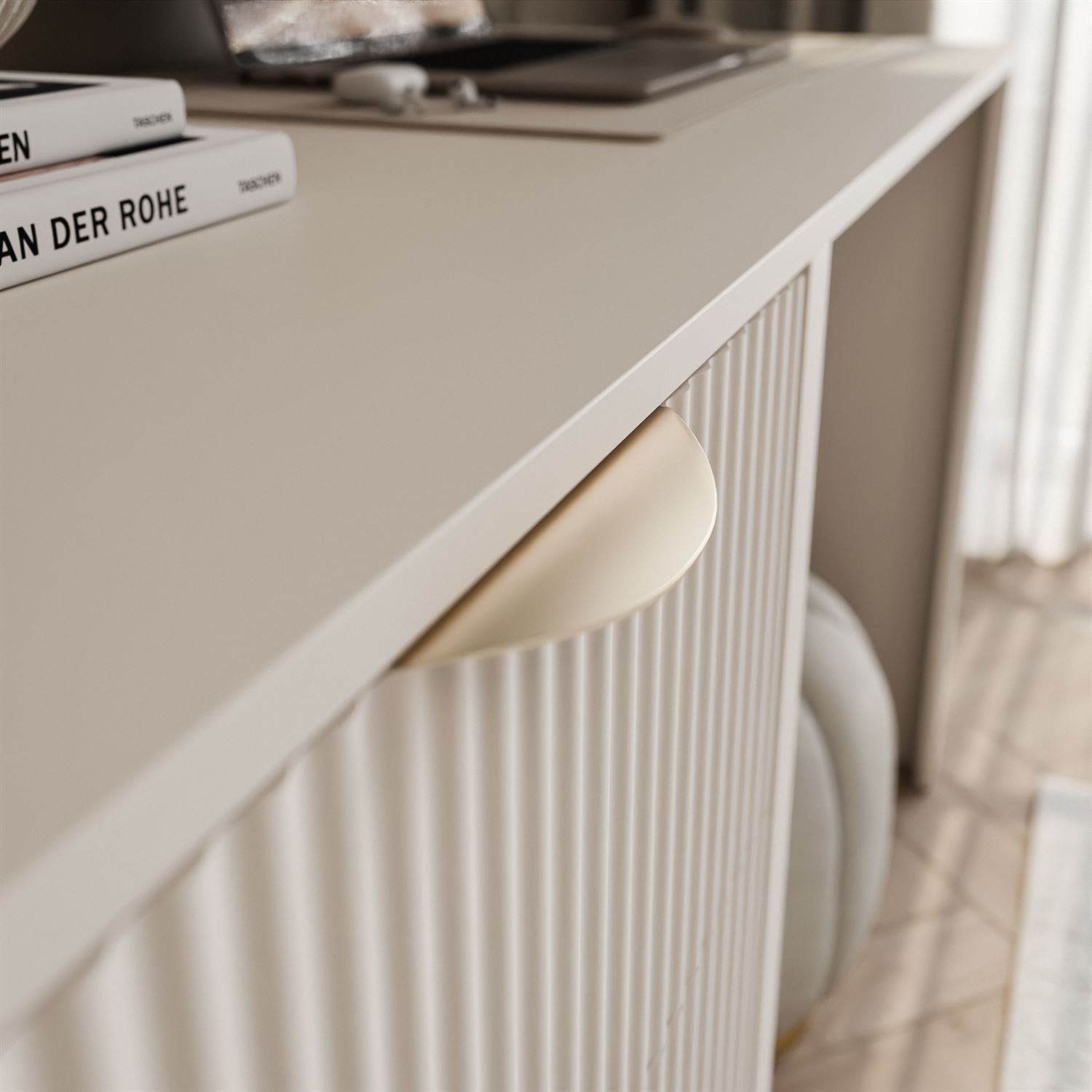 Schreibtisch SCARLETT mit geriffelten Schubladen