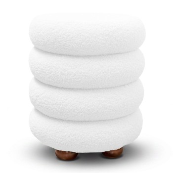 Der Sitzhocker NOLLIE aus Bouclé-Stoff mit dekorativer, segmentierter Form
