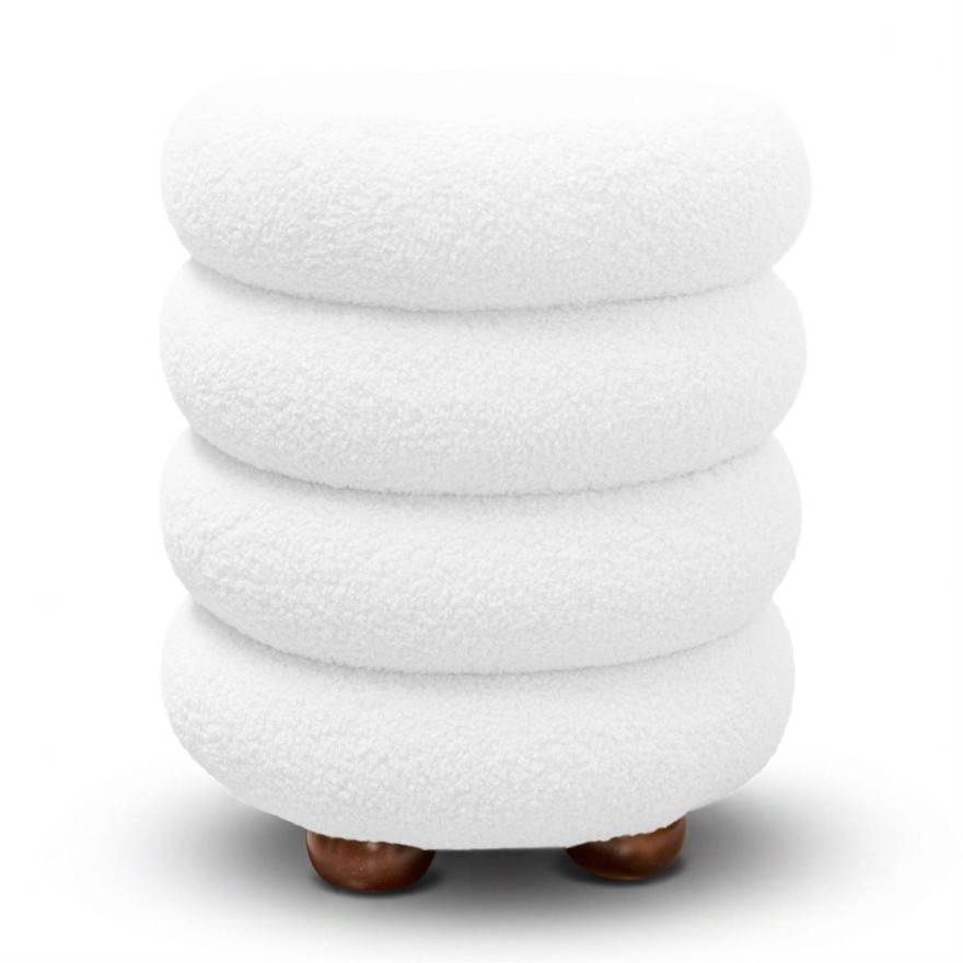 Der Sitzhocker NOLLIE aus Bouclé-Stoff mit dekorativer, segmentierter Form