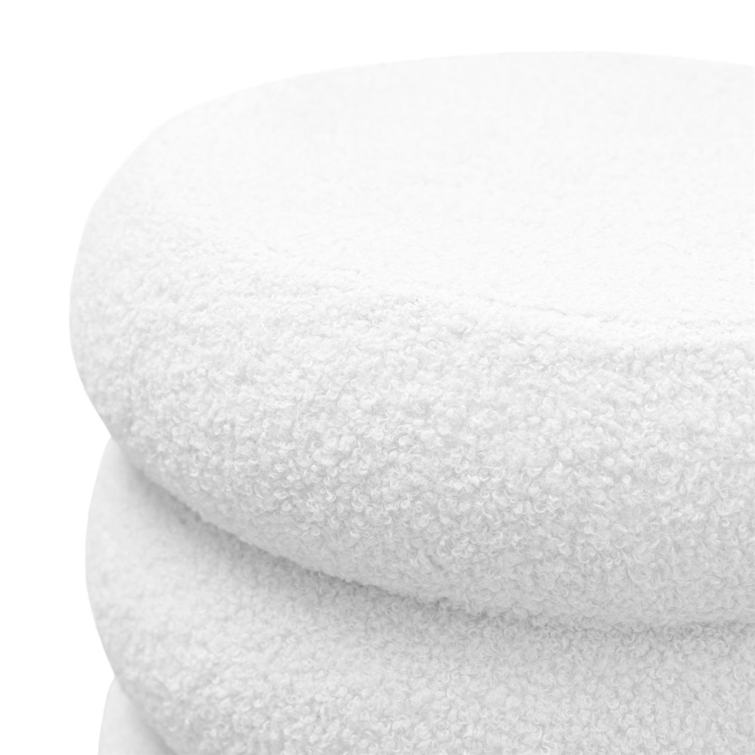Der Sitzhocker NOLLIE aus Bouclé-Stoff mit dekorativer, segmentierter Form