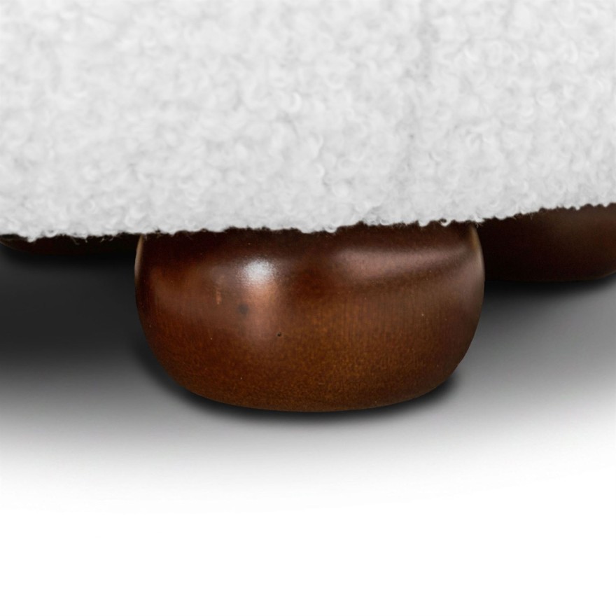 Der Sitzhocker NOLLIE aus Bouclé-Stoff mit dekorativer, segmentierter Form