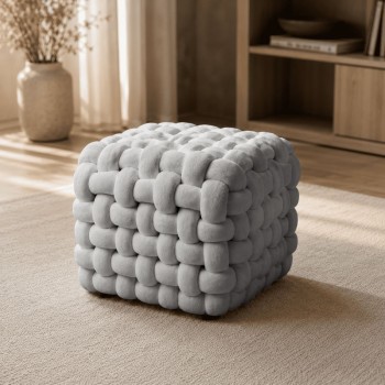 Der Sitzhocker ELIO mit dekorativem Webmuster und Bouclé-Stoff