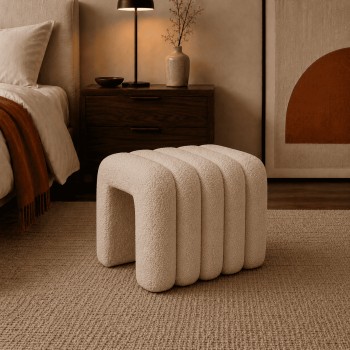 Hocker RIBA Bouclé mit dekorativer Form