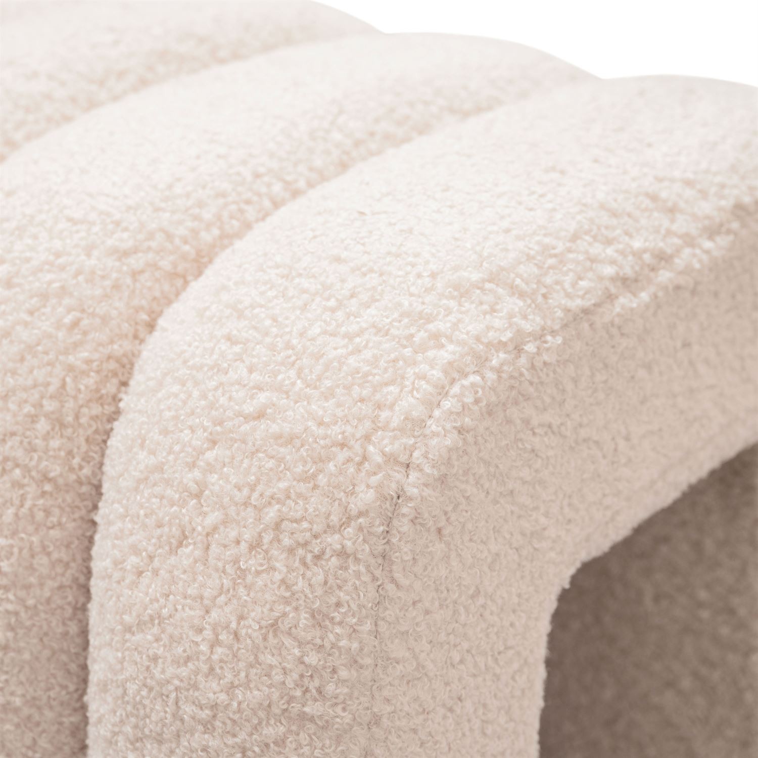 Hocker RIBA Bouclé mit dekorativer Form