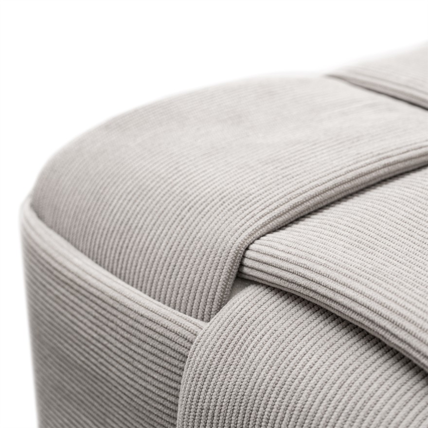 Der Sitzhocker CUBETTO aus Cord mit geflochtener Form