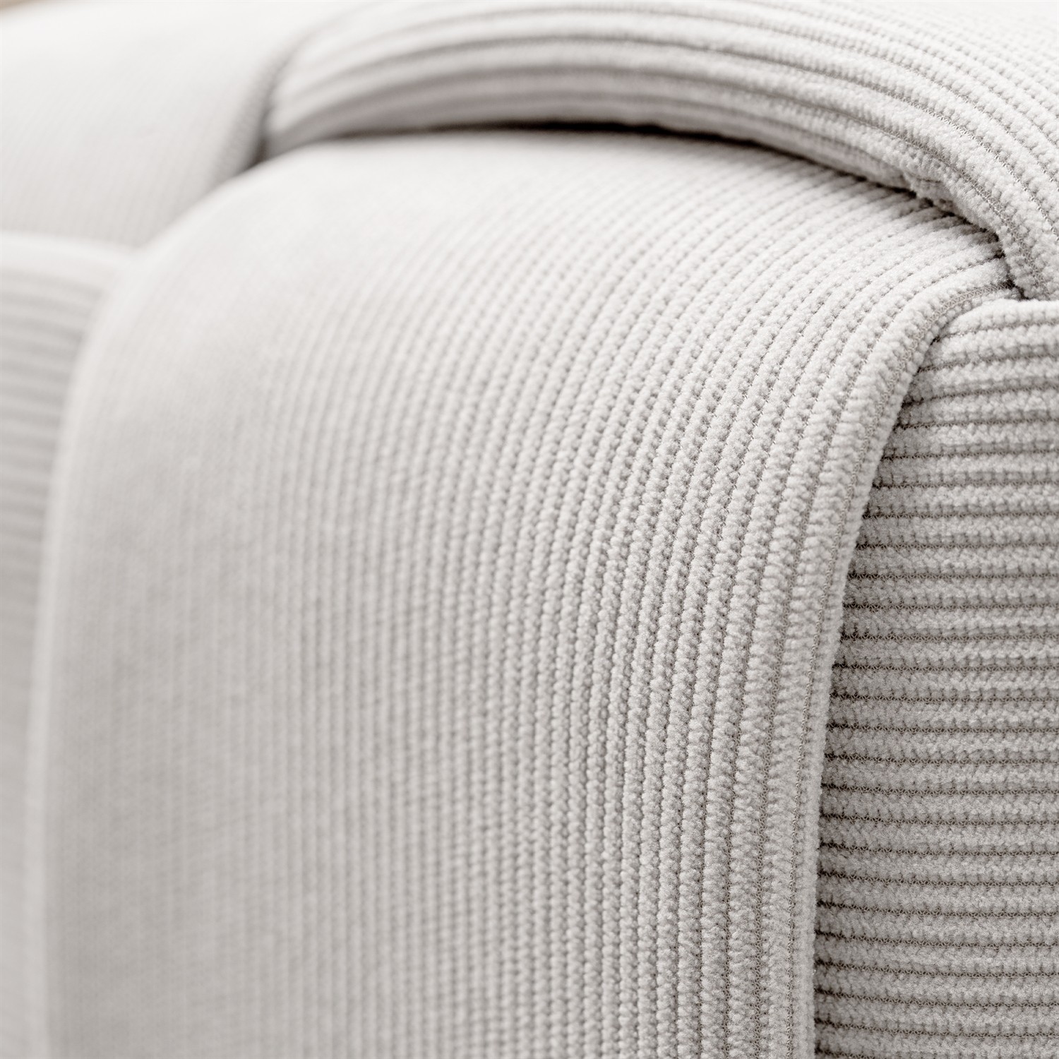 Der Sitzhocker CUBETTO aus Cord mit geflochtener Form