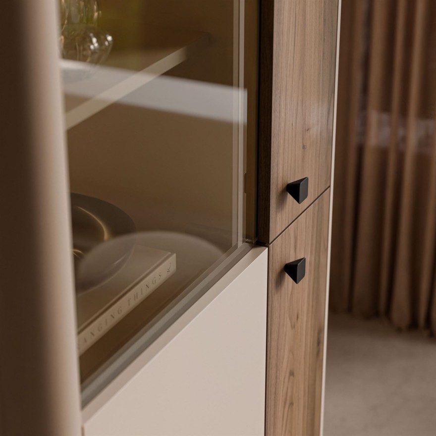 Vitrine MOCHA mit Glasfront und LED-Beleuchtung.