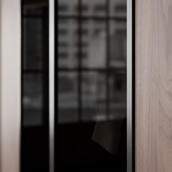 Kleiderschrank ATRIUM 4D NUSSBAUM mit Glasfront und schwarzen Rahmen