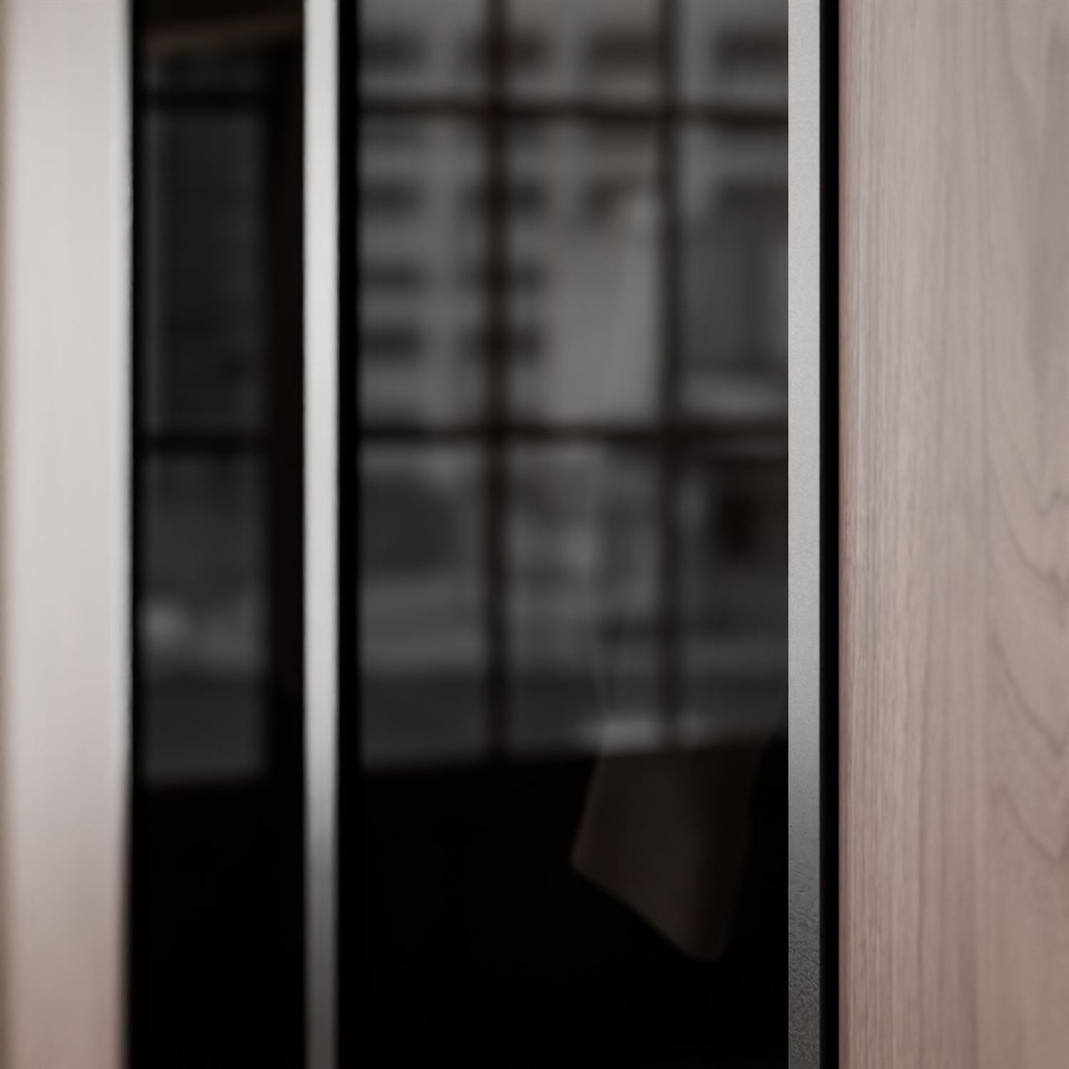 Kleiderschrank ATRIUM 4D NUSSBAUM mit Glasfront und schwarzen Rahmen