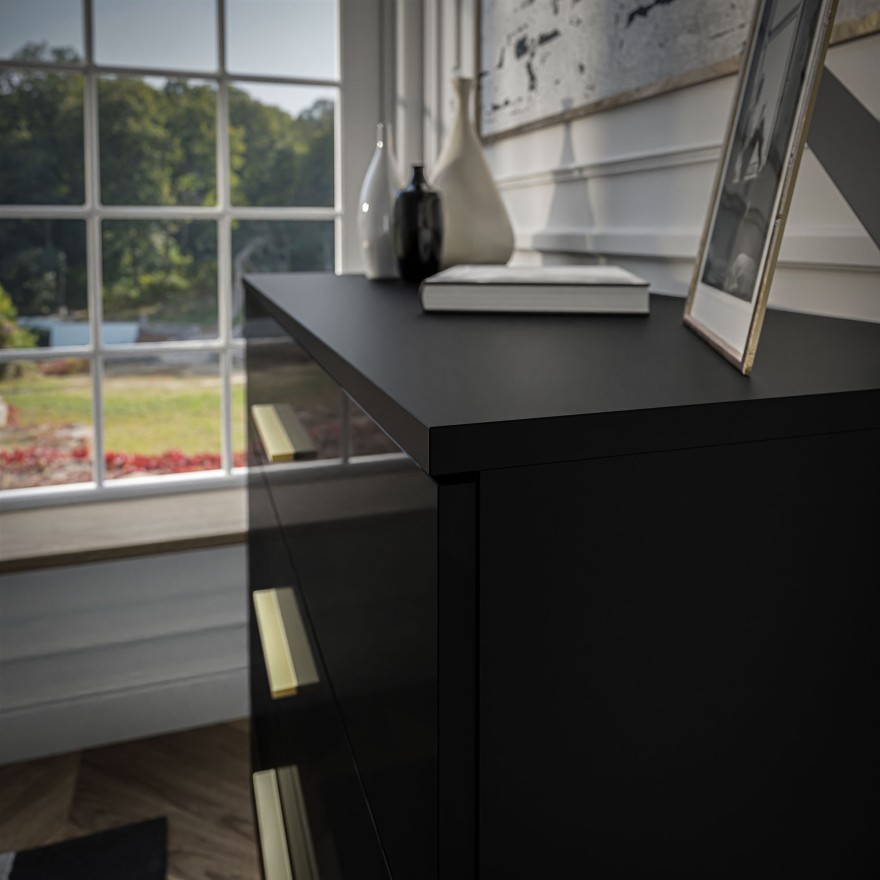 LINA GOLD 95 Kommode Schwarz Hochglanz mit goldenen Griffen und Beinen, LED-Beleuchtung